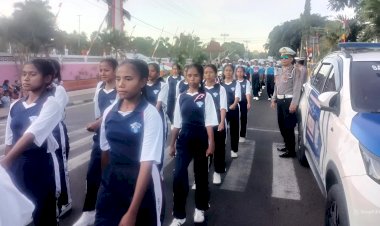 Satlantas-Polres-Flotim-Amankan-Lomba-Gerak-Jalan-5-KM-Putri-Sambut-HUT-RI-ke-80