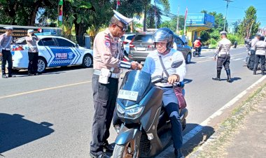 Satlantas-Polres-Flotim-Bagikan-dan-Pasang-Bendera-Merah-Putih-di-Kendaraan-Warga