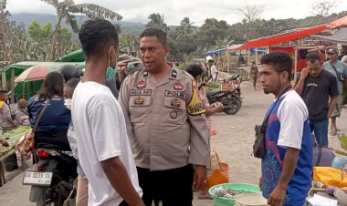Bhabinkamtibmas-Imbau-Warga-Pasar-Boru-Jaga-Kamtibmas-dan-Waspada-Erupsi-Lewotobi