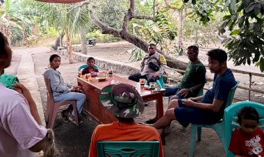 Bhabinkamtibmas-Waiula-Pantau-Persiapan-Komuni-Suci,-Himbau-Warga-Jaga-Kamtibmas