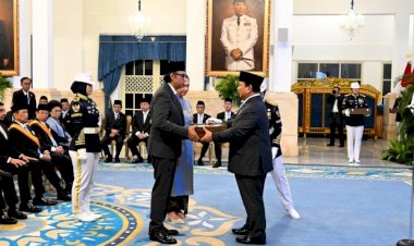 Presiden-Prabowo-Anugerahkan-Bintang-RI-Utama-untuk-Jendral-Hoegeng