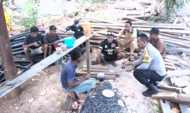 Bhabinkamtibmas-Bripka-Gergorius-M.-Ojan-Sambangi-Warga-Desa-Wulublolong