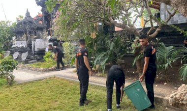 Polri-Hadir-di-Rumah-Ibadah:-Brimob-Polda-NTT-Gelar-Aksi-Bersih-Masjid-dan-Pura