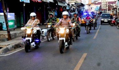 Gelar-Patroli-Gabungan,-TNI-Polri-Sisir-Kota-Larantuka-Jaga-Situasi-Tetap-Kondusif