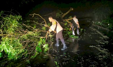 8-Titik-Rawan-Longsor-di-Jalur-Aegela–Nangaroro,-Polsek-Nangaroro-Polda-NTT-Lakukan-Penanganan-Darurat