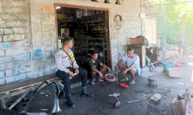 Dekatkan-Diri-ke-Masyarakat,-Bhabinkamtibmas-Ile-Boleng-Lakukan-Sambang-ke-Bengkel-Warga