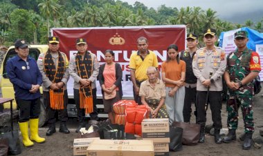 Bantuan-Kemanusiaan-Polri-Tiba-di-Mauponggo,-Disambut-Antusias-Warga-dan-Bupati