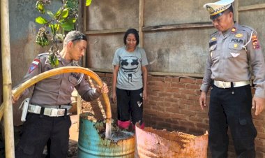 Sat-Lantas-Polres-Flotim-Gelar-Baksos-Pembagian-Air-Bersih-di-Sarotari-Tengah-Sambut-HUT-Lalu-Lintas-ke-70