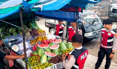 Dukung-Keamanan-Ekonomi-Lokal,-Sat-Samapta-Polres-Flotim-Gelar-Patroli-di-Area-UMKM-Larantuka