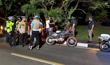 Polres-Flores-Timur-Sisir-Titik-Rawan-Malam-Hari,-Tertibkan-Pemuda-dan-Ajak-Warga-Jaga-Kamtibmas