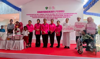 Ketua-Umum-Bhayangkari-Tinjau-Bakti-Kesehatan-di-Ende,-Warga-Antusias