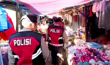 Pasar-Aman,-Harga-Stabil:-Sat-Samapta-Polres-Flotim-Pantau-Stabilitas-Harga-dan-UMKM-di-Pasar-Inpres
