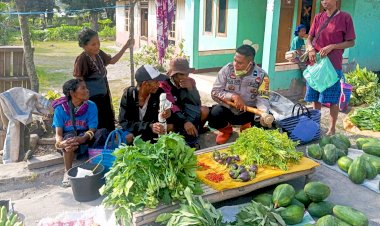 Hadir-di-Tengah-Warga,-Bhabinkamtibmas-Desa-Boru-Sapa-Pedagang-dan-Ajak-Jaga-Keamanan-Pasar