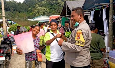 Patroli-Pagi-di-Pasar-Boru,-Aipda-Agustinus-Fay-Ajak-Warga-Jaga-Ketertiban