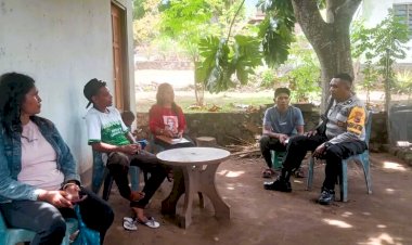 Perkuat-Keamanan-Desa,-Bhabinkamtibmas-Lamawalang-Intens-Sambangi-Warga