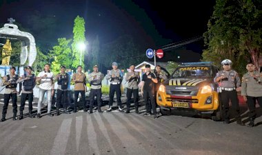 Patroli-Malam-Polres-Flotim-Sasar-Titik-Rawan,-Tegur-Pemuda-dan-Ajak-UMKM-Jaga-Kamtibmas