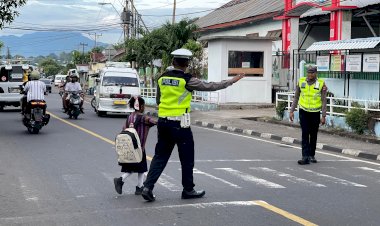 Tingkatkan-Keselamatan-Jalan,-Polres-Flotim-Awasi-Ketat-Arus-Pagi-di-Larantuka