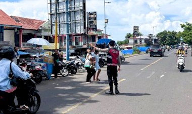 Sat-Samapta-Polres-Flotim-Sisir-Kota-Larantuka,-Amankan-Aktivitas-Warga-dari-Pasar-hingga-Pelabuhan
