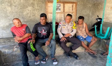 Sambang-Pelabuhan,-Bhabinkamtibmas-Lohayong-Ingatkan-Warga-Jaga-Keamanan-Lingkungan