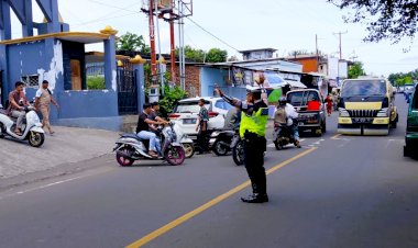 Satlantas-Polres-Flores-Timur-All-Out-Jaga-Kelancaran-Salat-Jumat