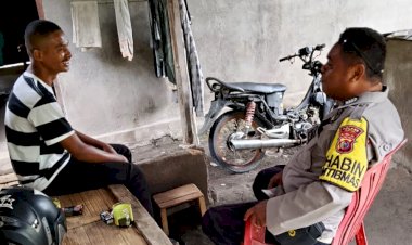 Sentuhan-Humanis-Bhabinkamtibmas-di-Nawokote,-BRIPKA-Semarno-Ingatkan-Kamtibmas-dan-Cuaca-Ekstrem