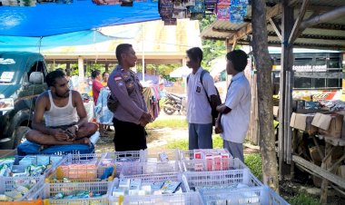 Patroli-Pasar,-Bhabinkamtibmas-Edukasi-Pelajar-Pentingnya-Disiplin-dan-Keamanan