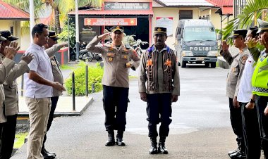 Penuh-Haru,-Polres-Flores-Timur-Lepas-Purnabhakti-AKP-Kopong-Boro-Nikolaus