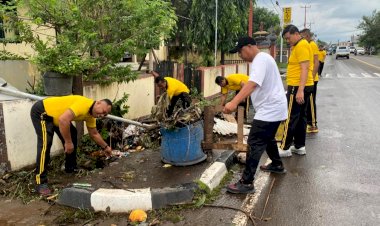 Jumat-Bersih-Jadi-Wujud-Kepedulian-Polres-Flores-Timur-Terhadap-Lingkungan