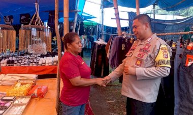 Patroli-Humanis-di-Pasar-Boru,-Bhabinkamtibmas-Imbau-Waspada-Cuaca-Ekstrem