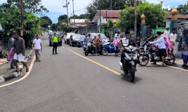 Satlantas-Polres-Flotim-Pastikan-Lalin-Lancar-Saat-Sholat-Jumat