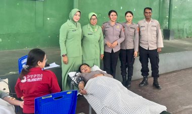 Sinergitas-TNI–Polri,-Polres-Flotim-Ambil-Bagian-Donor-Darah-di-Kodim-1624
