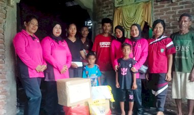 Sentuhan-Kemanusiaan-Bhayangkari,-Ringankan-Beban-Korban-Kebakaran-di-Riangduli