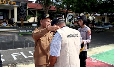 Perkuat-Harkamtibmas,-PAM-Swakarsa-Dua-Kelurahan-Resmi-Dikukuhkan-di-Polres-Flotim