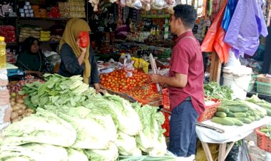 Satgas-Pangan-Flotim-Bergerak,-Pedagang-Diingatkan-Patuhi-HET-Jelang-Hari-Besar
