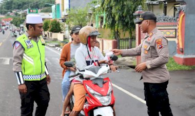 Humanis-dan-Penuh-Makna,-Polres-Flotim-Hadirkan-Kepedulian-Menjelang-Berbuka