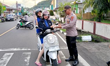 Berbagi-Takjil-di-Depan-Mako,-Wujud-Kepedulian-Polres-Flotim-untuk-Sesama