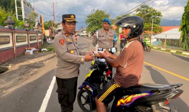 Wakapolres-Flotim-Pimpin-Aksi-Berbagi-Takjil-di-Jalan-Herman-Fernandez