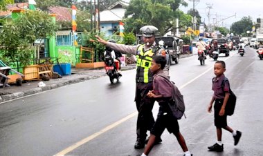 Satlantas-Polres-Flotim-Hadir-di-Tengah-Kesibukan-Pagi-Kota-Larantuka