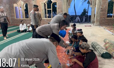 Ramadhan-Penuh-Makna,-Sat-Binmas-Polres-Flotim-Buka-Puasa-Bersama-Anak-Anak-Delang