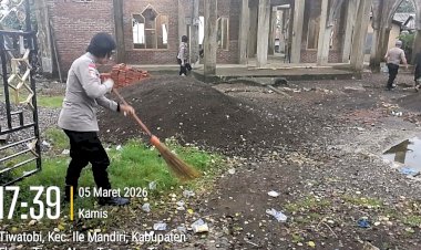 Ciptakan-Kenyamanan-Ibadah,-Personel-Polres-Flotim-Kerja-Bakti-di-Masjid-Al–Munawarah