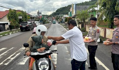 Menjelang-Berbuka,-Polres-Flotim-Tebar-Kebaikan-Lewat-Pembagian-Takjil