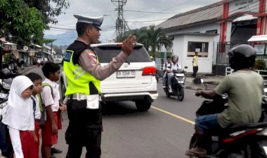 Satlantas-Polres-Flotim-Bantu-Pelajar-Menyeberang-Saat-Jam-Masuk-Sekolah