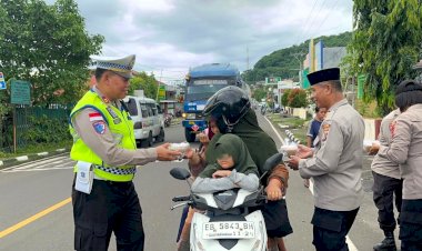 Peduli-Sesama-di-Bulan-Suci,-Polres-Flores-Timur-Bagikan-Takjil-Gratis