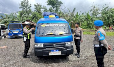 Satlantas-Polres-Flotim-Pantau-Arus-Mudik-di-Terminal-AKDP-Lamawalang