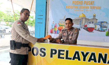 Sidokkes-Polres-Flores-Timur-Bagikan-Vitamin-untuk-Personel-Pos-Yan-Bandara