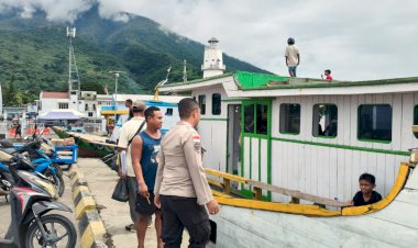 ‎H+2-Landai-lancar,-personel-Pos-Yan-Pelabuhan-Monitoring-Aktivitas-Pelabuhan-Larantuka