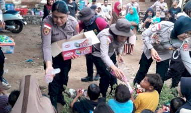 Kapolres-Flores-Timur-dan-Polwan-Turun-ke-Lokasi,-Ratusan-Rumah-Rusak-Akibat-Gempa-di-Adonara-Timur