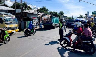 Personel-Pos-Pam-Pasar-Inpres-Sigap-Atur-Lalin,-Aktivitas-Warga-Lancar