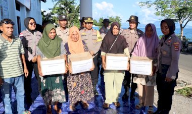 Polres-Flotim-Salurkan-Bantuan-Kapolda-NTT-untuk-Korban-Gempa-Adonara-Timur