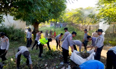 Wakapolres-Flotim-Bersama-Personel-Bangun-Harapan-di-Tengah-Bencana
